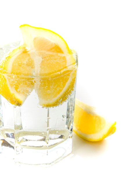 Verre avec de l&#39;eau gazeuse et des tranches de citron