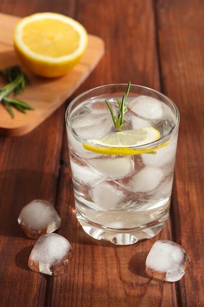 Un Verre D'eau Avec De La Glace Citron Et Romarin Boissons D'été Rafraîchissantes Concept Detox