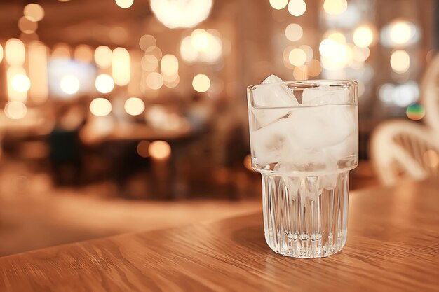 verre d'eau avec de la glace dans le restaurant / eau claire et froide dans un verre avec des morceaux de glace