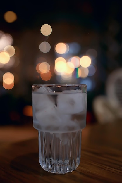 verre d'eau avec de la glace dans le restaurant / eau claire et froide dans un verre avec des morceaux de glace