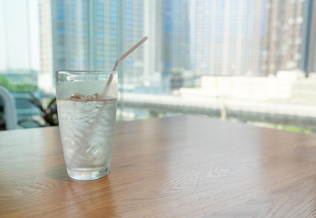 verre d'eau avec de la glace sur la table