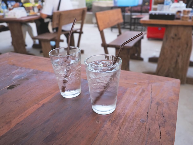 Verre d'eau avec de la glace sur la table