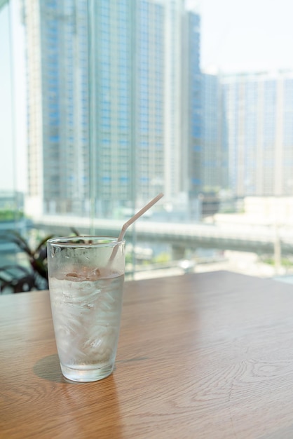 Verre à eau avec de la glace