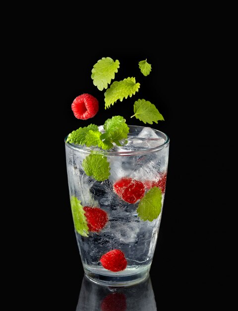 Un verre d'eau glacée infusée de framboise