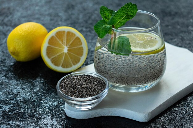 Un verre d'eau avec des graines de chia et citron Gros plan