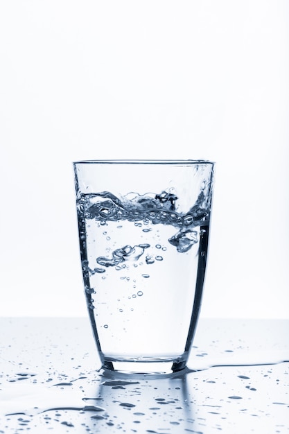 Verre d'eau isolé sur blanc