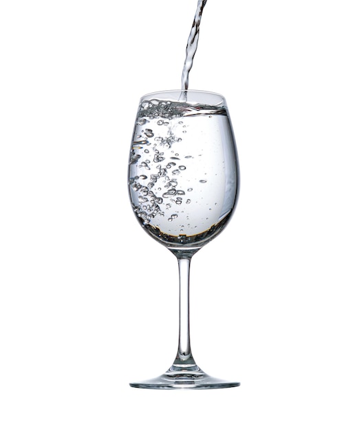 Un verre d'eau isolé sur un chemin de backgroundClipping blanc