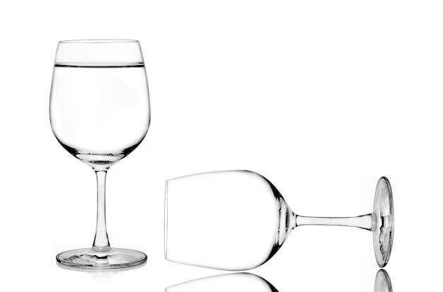 Verre d'eau isolé sur fond blanc