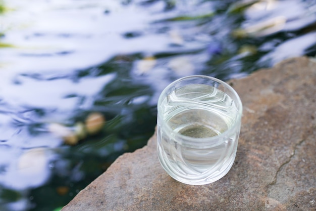 Verre d&#39;eau minérale froide sur nature