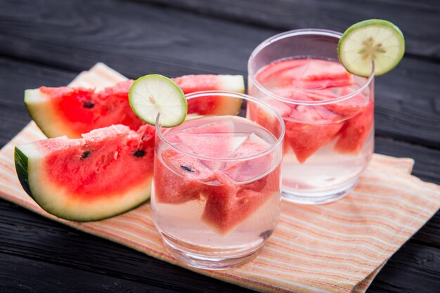 Un verre d'eau de pastèque