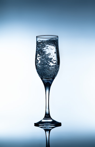 Photo verre d'eau pétillante sur gradient