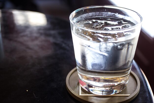 Verre à eau avec un peu de glace