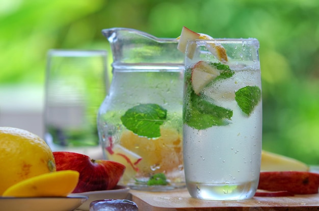 Un verre d'eau avec un pichet de limonade et un pichet d'eau.