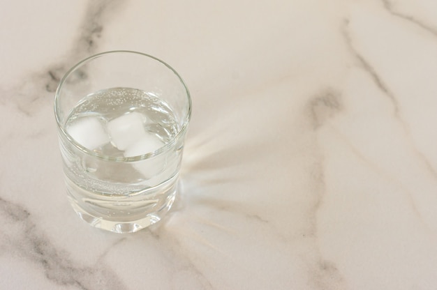 Un verre d'eau potable fraîche purifiée sur une table en marbre. copiez l'espace pour le texte.