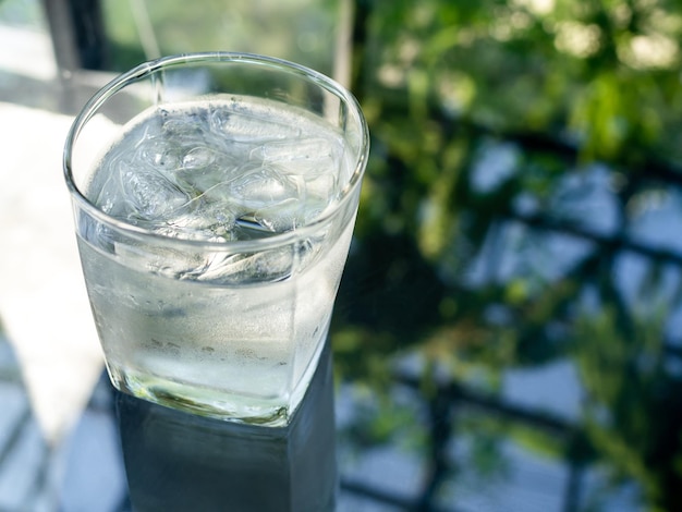 Un verre d'eau potable froide avec de la glace