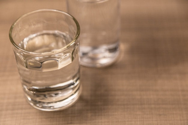 Verre d&#39;eau potable sur une table en bois