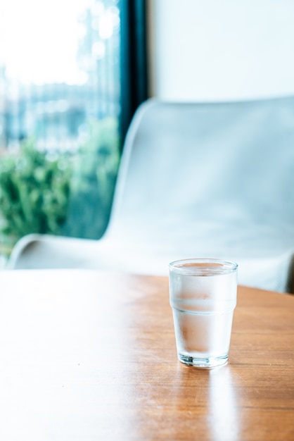 verre d'eau sur table en bois