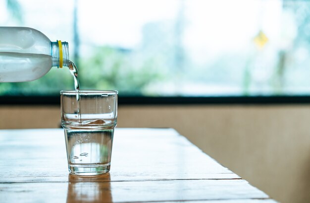 verre d'eau sur table en bois