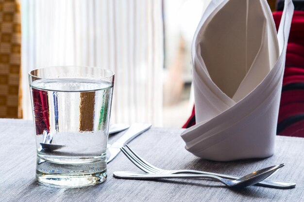 Verre à eau sur table à manger