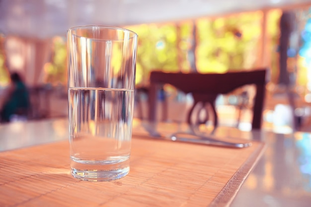 Photo un verre d'eau sur une table d'un restaurant