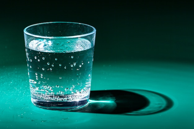 verre d'eau sur une table