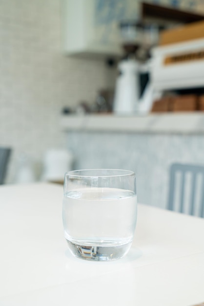 un verre d'eau sur la table