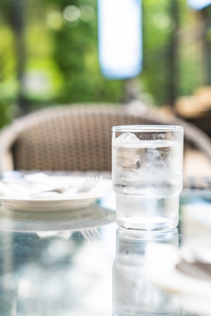 un verre d&#39;eau sur la table