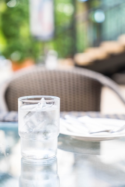 un verre d&#39;eau sur la table