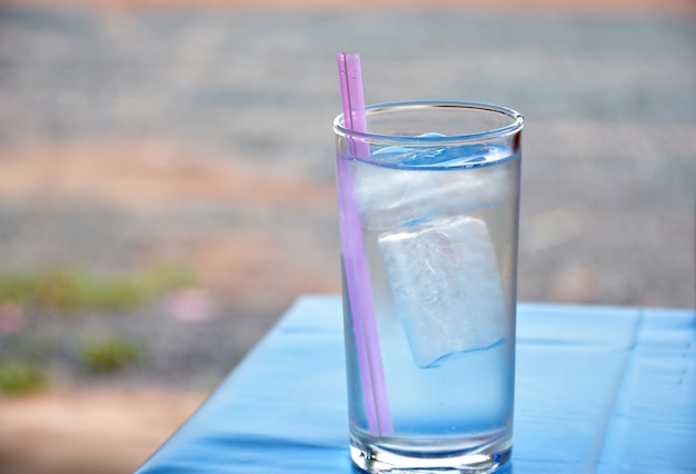 Verre d&#39;eau sur la table