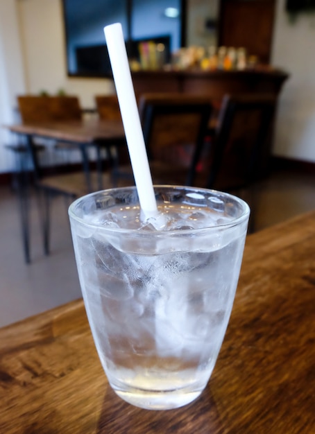 Verre d&#39;eau sur table