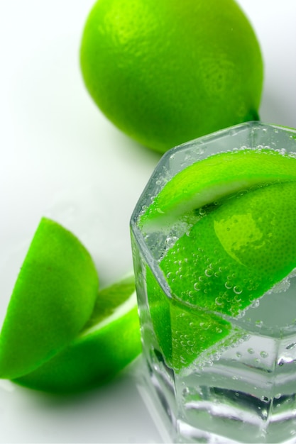 Verre d&#39;eau avec des tranches de citron vert