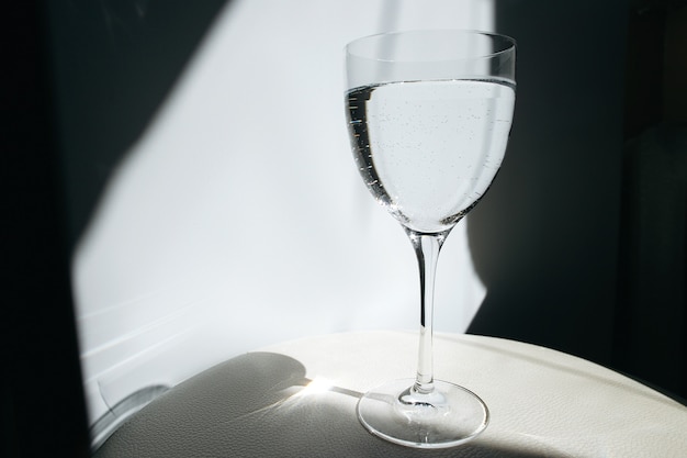 Verre d'eau. Un verre reflète l'éblouissement. Verre transparent avec du vin.