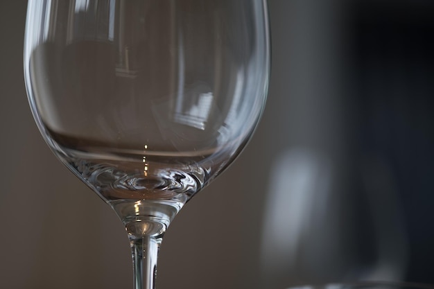 verre d'eau vide sur la table