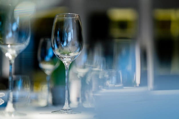 verre d'eau vide sur la table