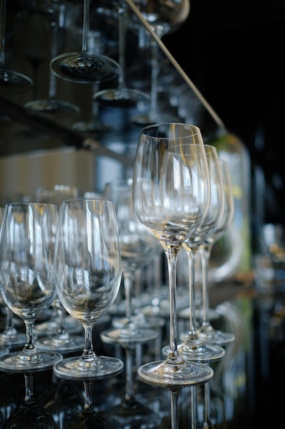 verre d'eau vide sur la table