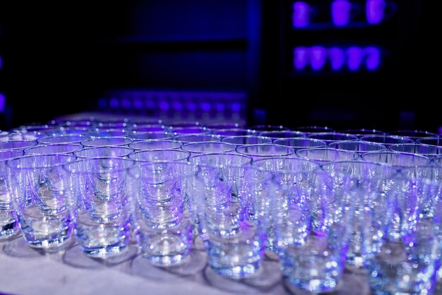 verre d'eau vide sur la table