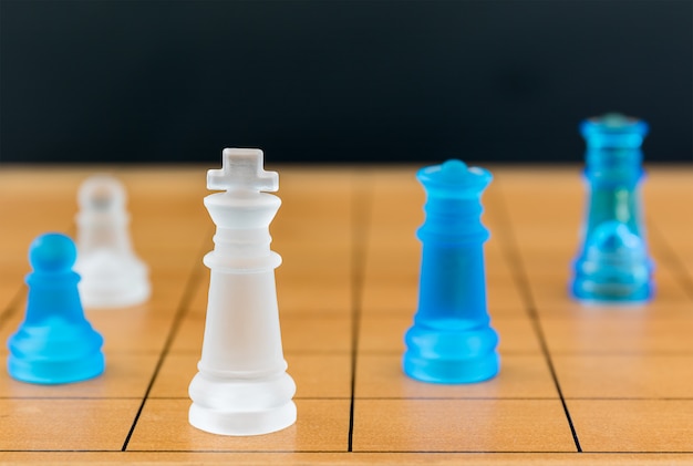 Verre d'échecs sur un échiquier en bois