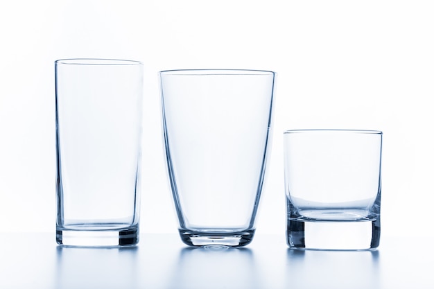 Verre élégant isolé sur fond blanc