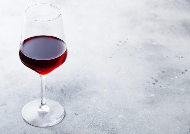 Verre élégant de vin rouge sur la table de la cuisine