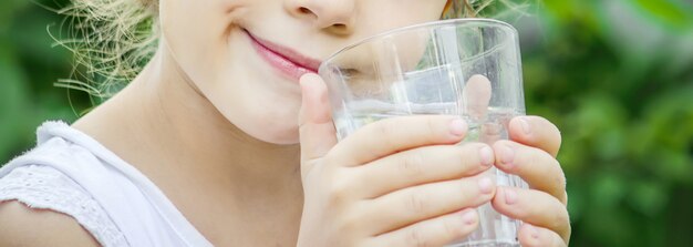 Verre d&#39;enfant d&#39;eau. mise au point sélective. Nourriture et boisson.