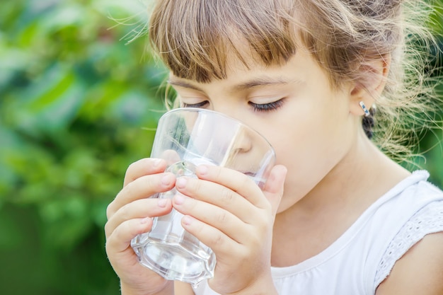 Verre d&#39;enfant d&#39;eau.