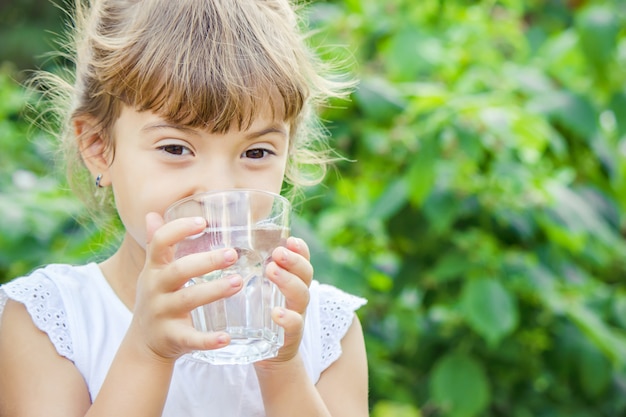 Verre d&#39;enfant d&#39;eau.