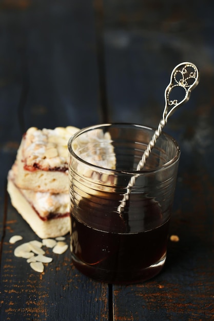 Verre d'espresso et tarte maison savoureuse sur table en bois