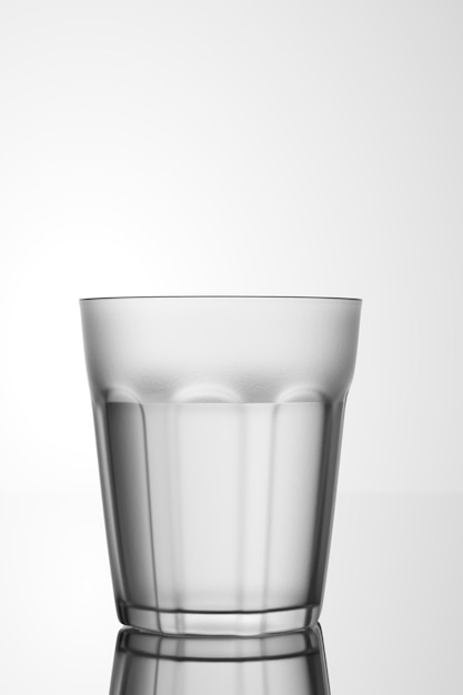 Verre à facettes rempli d'eau sur fond blanc rendu 3d