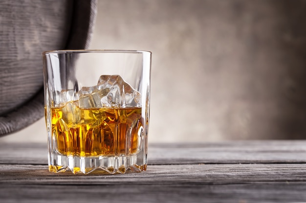 Verre à facettes de whisky et l'angle des tonneaux en bois