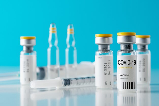 Verre de flacon de vaccin contre le coronavirus avec une seringue