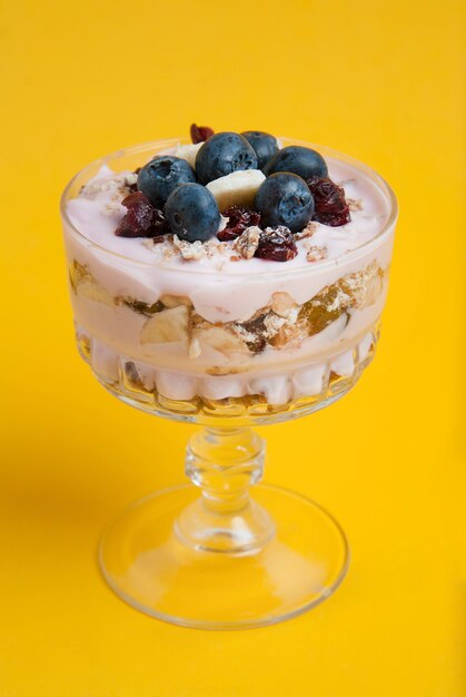 Un verre avec des flocons d&#39;avoine et des fruits.