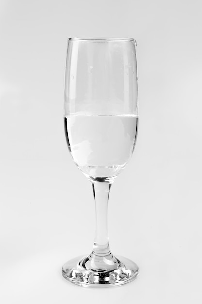 Un verre sur fond blanc