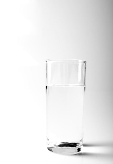 Un verre sur fond blanc