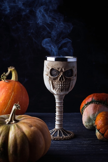 Verre en forme de crâne avec une boisson d&#39;Halloween. Mise au point sélective